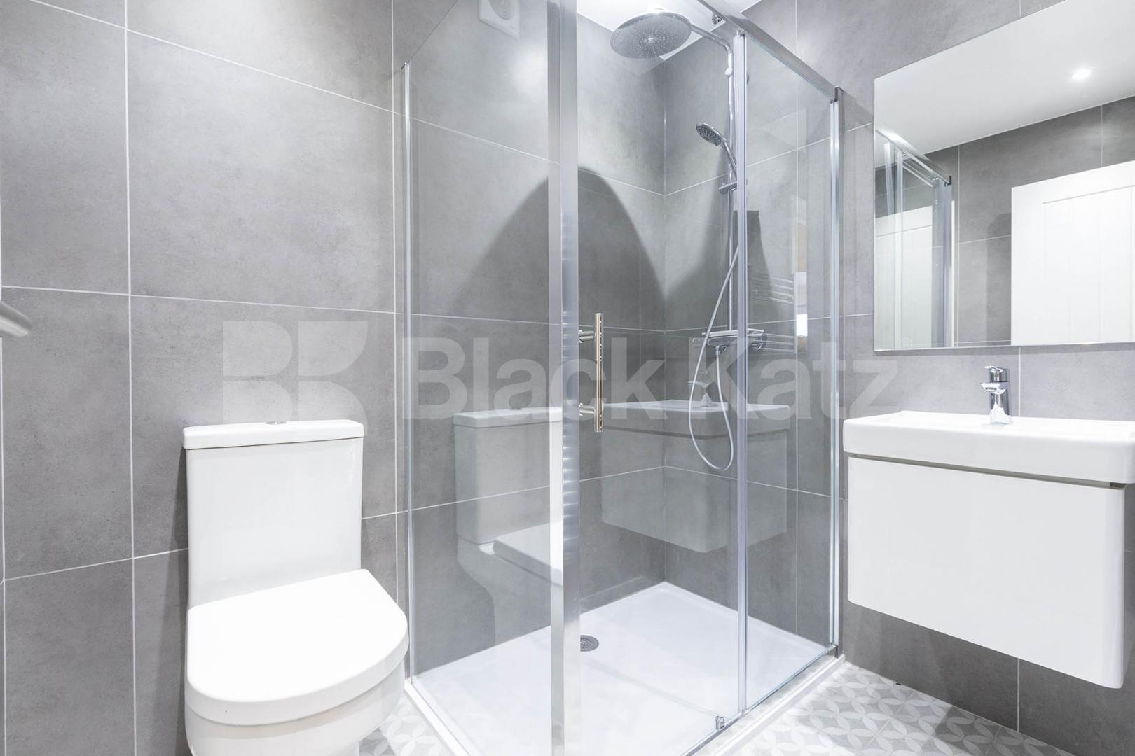 Stunning three bed with two bathrooms and a garden in Notting Hill Collville Road , Notting Hill